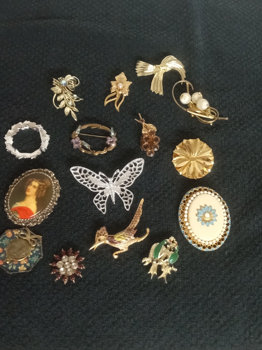 Vintage Brooch Collection Gold Tone & Silver Tones With Various Designs.